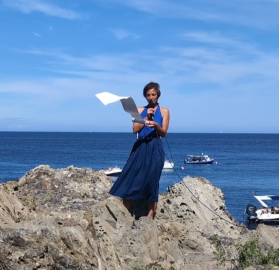 Emmanuelle Becquemin, lecture performée de Lettres-fictions, 2026Photo : Hugues Desbrousses