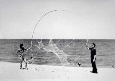 Intervention sur une plage, Claude Viallat à Argelès-Sur-Mer, été 1972