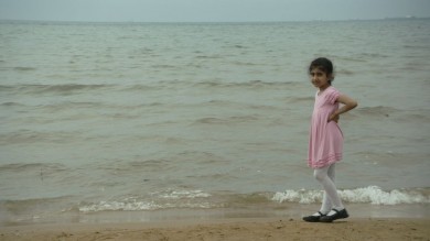 Sophie CALLE, <em>Femme au bébé, Petite fille rose, Jeune fille en rouge
de l’ensemble Voir la mer, 2011</em>, 