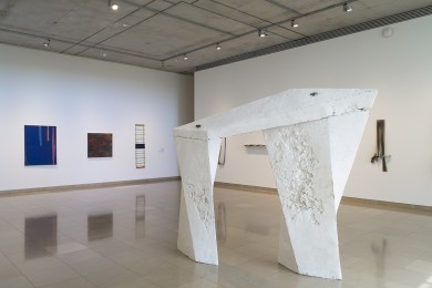 Vue d'exposition avec au centre l'oeuvre <em>U</em> de Tjeerd Alkema, crédit photo : Cédrick Eymenier